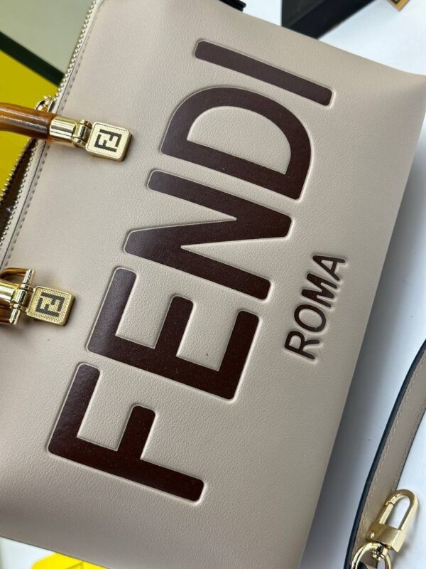 FENDİ NEW BAG  MEDİUM-SIZED 🇮🇹💫
SIZE ➡️ 30/17CM ✨